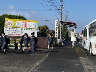 バスから降り立ち登校する生徒