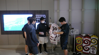 展示を体験する様子