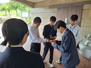 名刺交換の様子