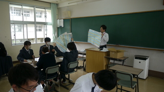 １年生：パズルワークの説明の様子