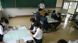 １年生：パズルワークに取り組む様子