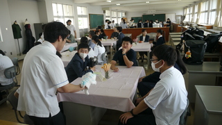 中学校の先生を囲みお茶を飲む様子