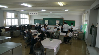 中学校の先生と面談する様子