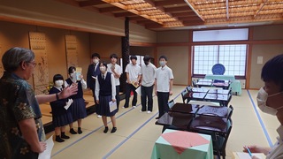秀水園にて説明を聞く様子