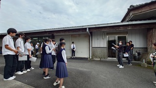 白露酒造で説明を聞く様子