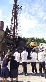 指宿ﾘｻｲｸﾙｾﾝﾀｰで説明を聞く様子