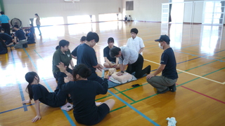 職員によるAEDを使用する様子