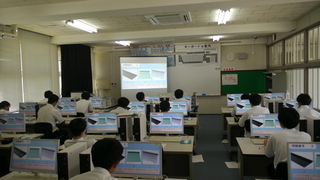 問題を見て答える様子