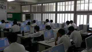 問題を見て答える様子