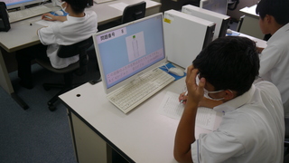 問題をみて答える様子