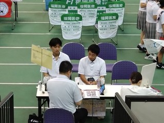 興味のあるブースで説明を聞く様子