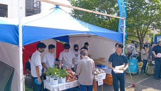 販売する様子