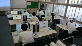 真剣に問題に取り組む様子