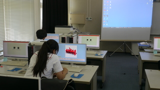 真剣に問題に取り組む様子