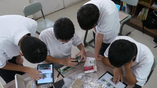 内気象装置を製作している様子