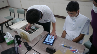 制御装置を製作している様子