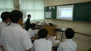 製作した装置が動くか確認している様子