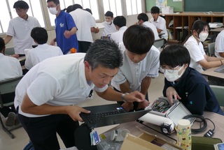 製作した装置が正しく動くか確認している様子 01