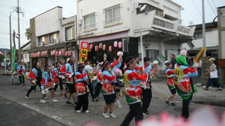 指宿の街を踊る様子