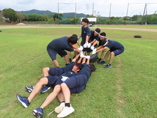 男子タイヤ引きの様子