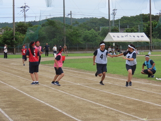 紅白対抗選抜リレーの様子