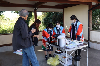 抹茶を点て観光客の方へ