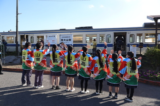 上りの列車へ全員でおもてなし