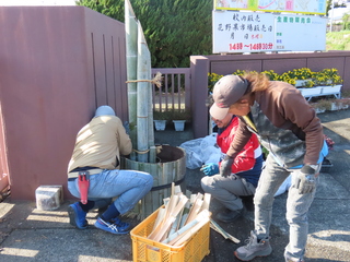 葉牡丹を飾る様子