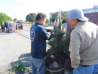 しめ縄を巻く様子