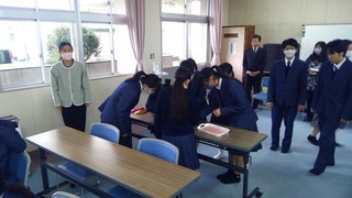 ★針供養　豆腐に針を刺します