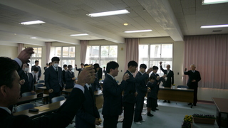 生徒が実習で生産した｢すももジャム｣での乾杯