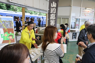 校長先生と参加者の物販の様子