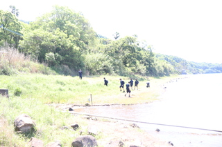 鰻池の湖畔で
