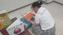 選ぶ様子