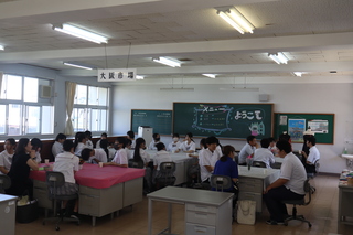 中学校の先生を囲みお茶を飲む様子