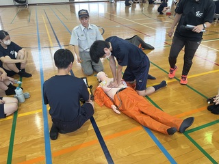 胸骨圧迫による救命訓練