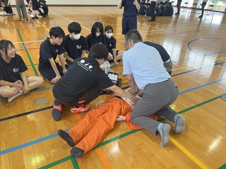 胸骨圧迫及びAEDを使った救命訓練（職員）