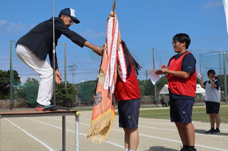 紅組　優勝旗授与