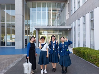 ４