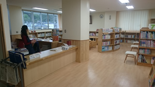 図書館貸し出しカウンター