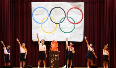 写真２　体育や算数，国語，修学旅行の内容を取り入れ，金メダルを目指した小学部劇「かもリンピック２０２０」