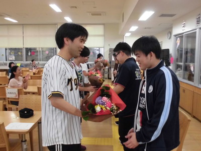 歓迎の花束贈呈