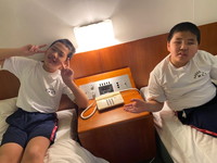 ホテルの部屋でハイ,チーズ