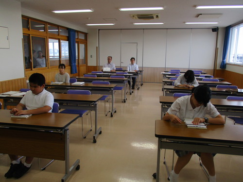 真剣な表情で競技に臨む選手１
