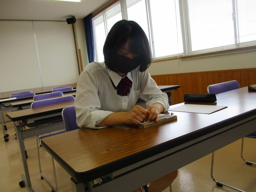 真剣な表情で競技に臨む選手２