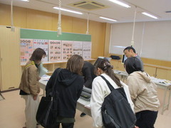 02　盲学校ならではの教材や教具～熱心に見学～