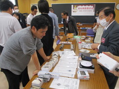 最新の福祉機器に興味津々