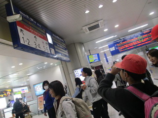 単眼鏡でJRのホームを確認 単眼鏡でJRのホームを確認