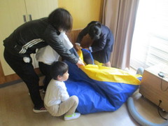 トランポリンの下に・・・みーつけた! トランポリンの下に・・・みーつけた!