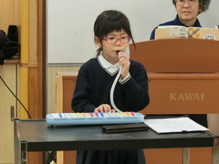 鍵盤ハーモニカで「山のポルカ」を演奏し，歌いながらクラベスでリズム演奏しました。